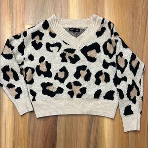 Chic Leopard V-Neck Sweater in Cream and Black